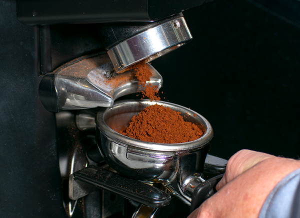 Bravčové gnocchi v paradajkovej omáčke na bielom tanieri.