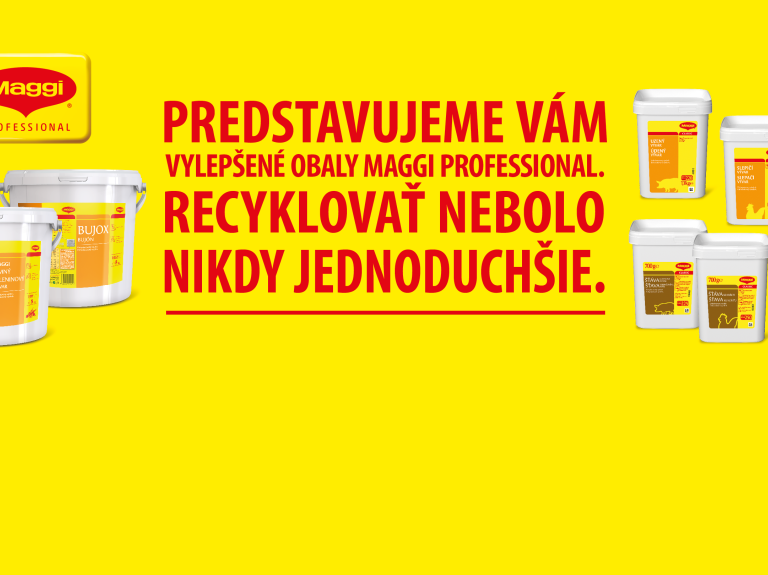 Exteriér pobočky CrossCafe s návštevníkmi.