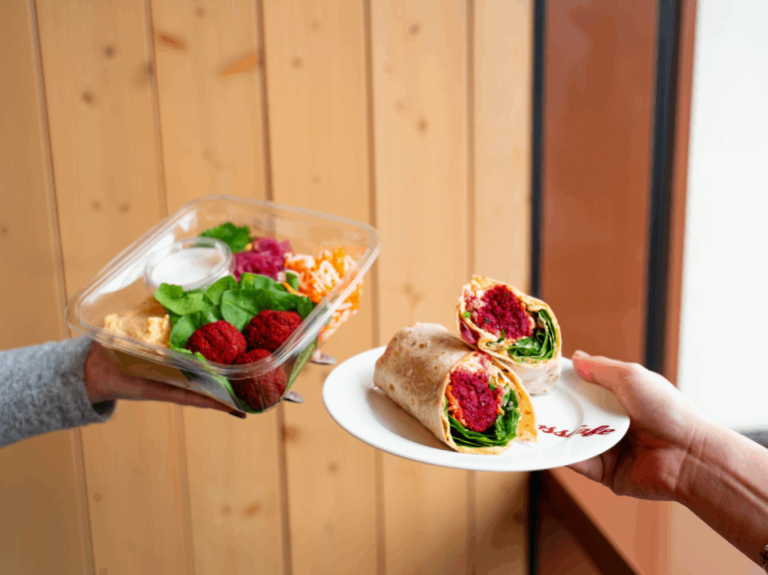 Řepový falafel jako wrap nebo bowl