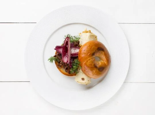 Burger s trhaným husím masem, glazírované šalotky a kysané zelí se škvarky v lokši