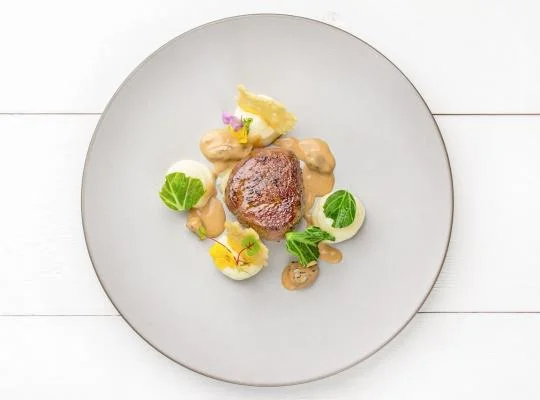 Filet mignon, pepřové glacée, uzené bramborové pyré, kadeřávek