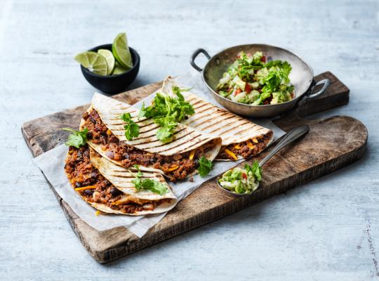 quesadillas-s-pikantnim-garden-gourmetr-veganskym-mletym-cernymi-fazolemi-dyni-2