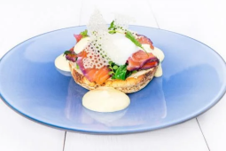 Brioška, marinovaný losos, 63° vejce, espuma z holandské omáčky, listy špenátu