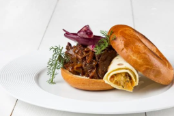 Burger s trhaným husím masem, glazírované šalotky a kysané zelí se škvarky v lokši