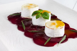 Carpaccio z červené řepy s kozím sýrem