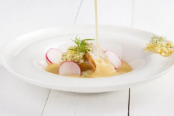 Drůbeží krémová polévka s ředkvičkami a bylinkovou tarhoňou