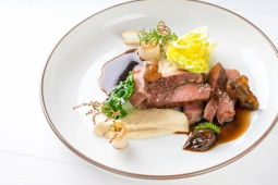 Entrecôte, pyré z černého kořene, kapusta, glazované šalotky, madeira sauce