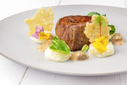 Filet mignon, pepřové glacée, uzené bramborové pyré, kadeřávek