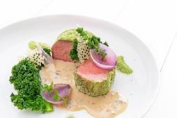 Vepřová krkovička sous vide, houbové ragů, kadeřávek, bylinková strouhánka