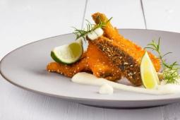 Smažené rybí hranolky s koprem a celerovým pyré