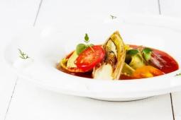 Sladká tomatová polévka, raviola s crème frâiche, grilovaná čekanka a bazalkový olej