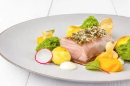 Panenka sous vide, krusta ze smažených kapar a sezamu