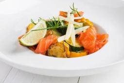 Restované cukety na másle v koprové omáčce s uzeným lososem a parmezánem