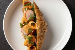 Croissant, s křupavými Garden Gourmet® Veggie nugetkami, zeleninou a bylinkovým dipem