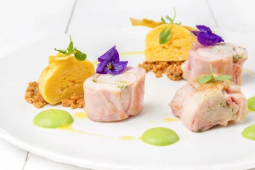 kralici_hrbet_sous_vide_pyre_z_mladeho_hrasku_a_maty_ragu_z_ledvinek_skvarkovy_knedlicek