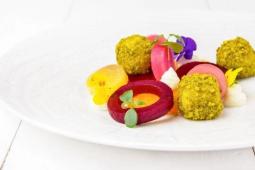 pecena repa kozi syr pistacie a oriskovy vinaigrette