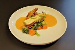 Pečené kuřecí prso omáčka z uzených paprik sotýrovaná jarní zelenina