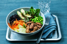 poke-misa-s-garden-gourmetr-grilovanymi-veggie-nudlickami-avokadem-fazolemi