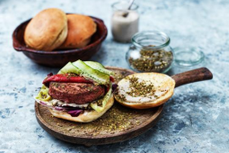 zaatar-garden-gourmetr-sensationaltm-burger-s-grilovanym-peprem-krupavym-horkym-salatem-a-omackou-tahini2