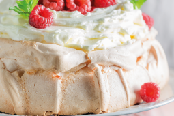 Pavlova s malinovou omáčkou