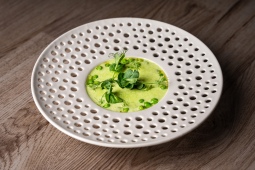 Pěna z mladého hrášku s kokosovým mlékem a vejcem 63 °C