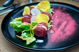 Listový salát s falafelem