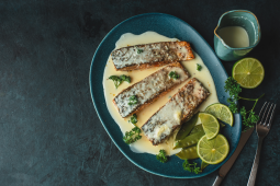 Grilovaný filet z bílé ryby s omáčkou