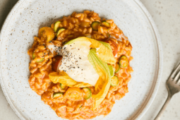 Krémové rajčatové rizoto s grilovanou cuketou a bazalkovým pestem