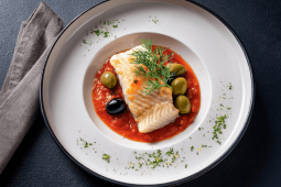 Pošírovaná bílá ryba, jemná tomatová omáčka s olivami a bylinkami 