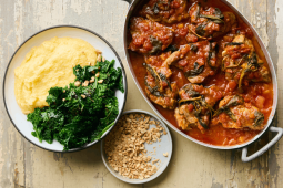 Brasírovaná vepřová krkovička se spěnátem v tomatové omáčce