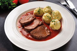 Hovězí pečeně v rajské omáčce se skořicí a kořenovou zeleninou