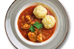 madarsky_gulas_chlupate_knedliky