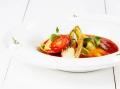 Sladká tomatová polévka, raviola s crème frâiche, grilovaná čekanka a bazalkový olej