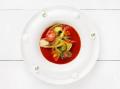 Sladká tomatová polévka, raviola s crème frâiche, grilovaná čekanka a bazalkový olej2