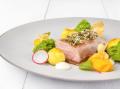 Panenka sous vide, krusta ze smažených kapar a sezamu