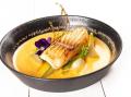 Skotský losos sous vide, glazírovaná zelenina, espuma z červeného curry