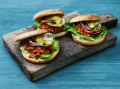 sloppy-joe-burger-s-nakladanymi-okurkami-a-zeleninou
